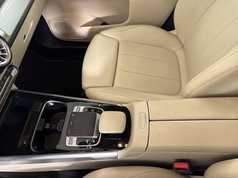 Used 2021 Mercedes-Benz GLB 250 image 32