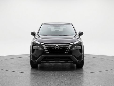 Used 2025 Nissan Rogue SV image 2