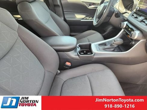 Used 2025 Toyota RAV4 XLE FWD image 15