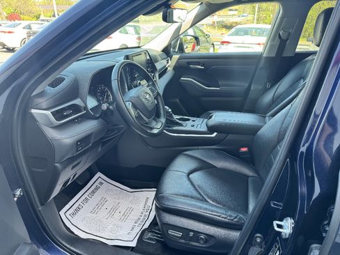 Used 2022 Toyota Highlander XLE AWD/4WD image 8