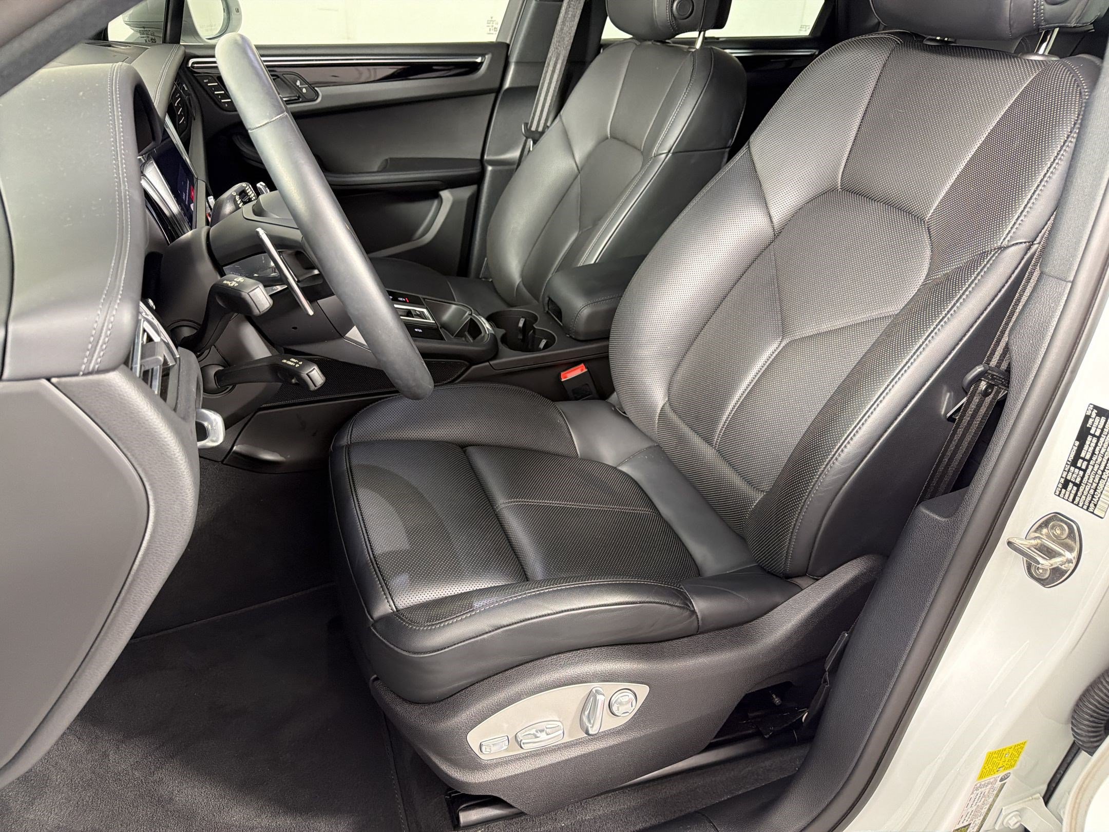 Certified 2025 Porsche Macan AWD/4WD image 5