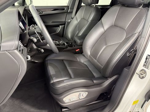 Certified 2025 Porsche Macan AWD/4WD image 5
