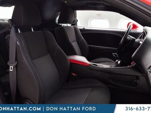Used 2021 Dodge Challenger SXT w/ Driver Convenience Group RWD image 15