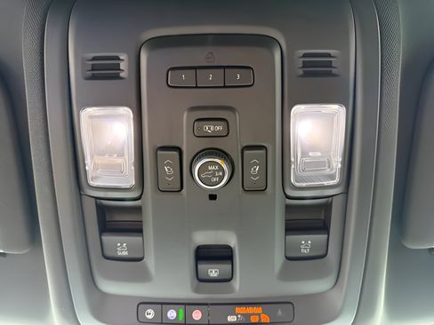 Used 2024 GMC Yukon XL SLT w/ SLT Premium Package AWD/4WD image 31