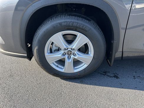 New 2024 Toyota Highlander FWD image 9