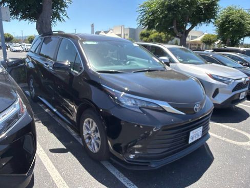 Used 2025 Toyota Sienna XLE w/ XLE Plus Package FWD image 2