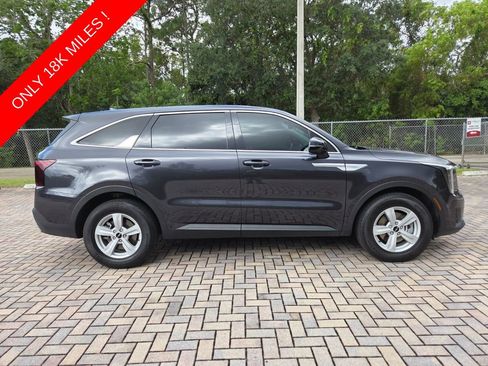 Used 2025 Kia Sorento LX FWD image 12