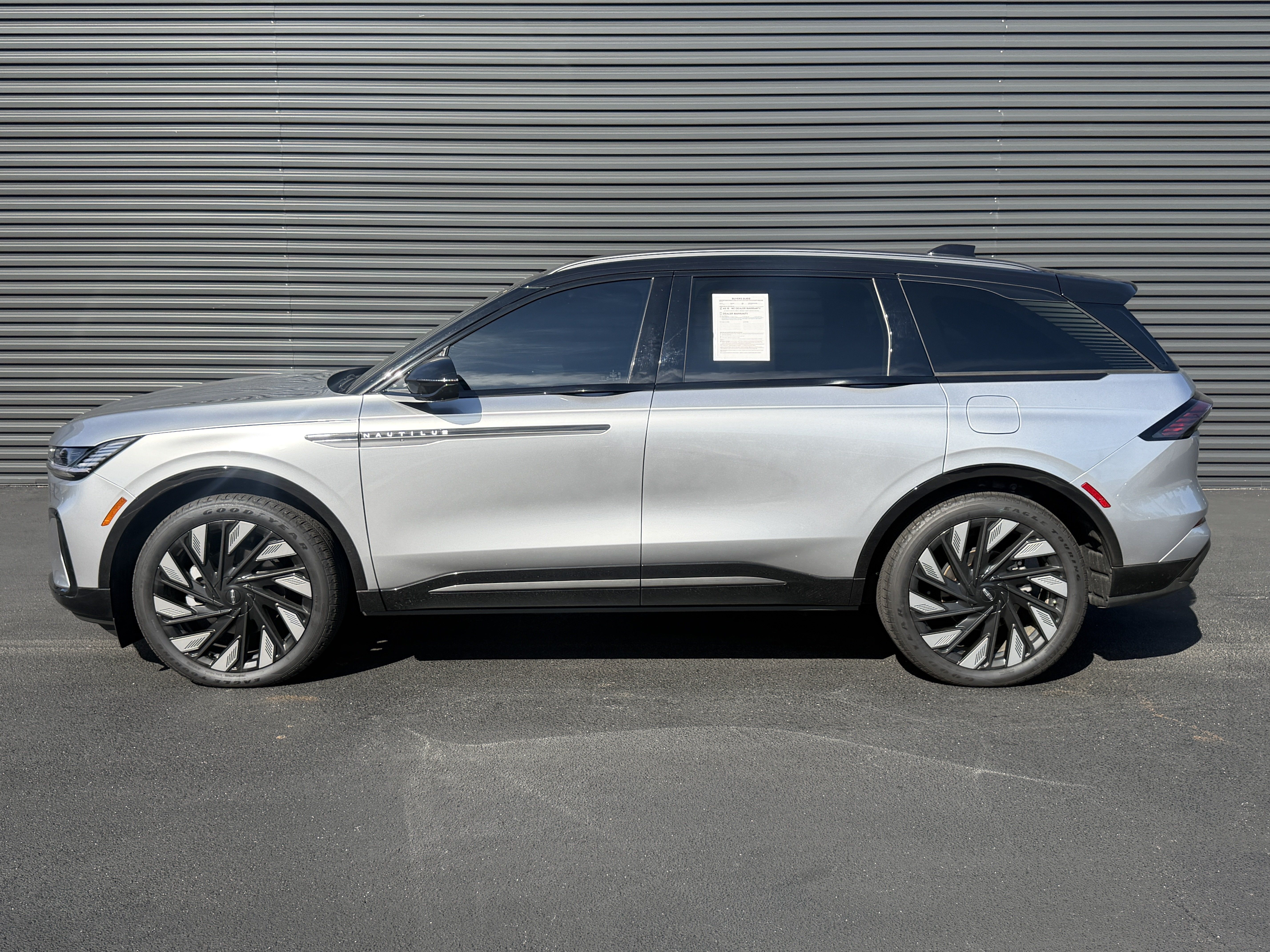 Used 2025 Lincoln Nautilus Reserve w/ Jet Appearance Package AWD/4WD image 2