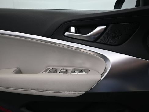 Used 2025 Genesis G70 2.5T RWD image 16