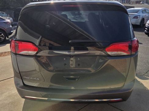 Used 2018 Chrysler Pacifica Touring Plus w/ Tire & Wheel Group image 4