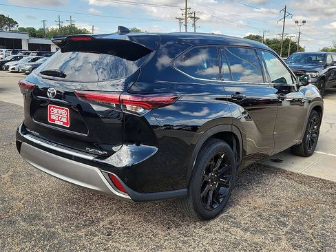 Used 2024 Toyota Highlander Platinum FWD image 3