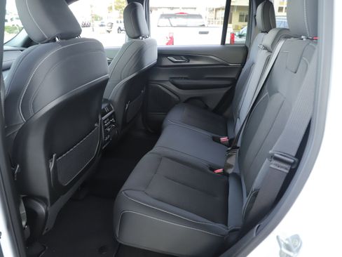 New 2025 Jeep Grand Cherokee Laredo X w/ Luxury Tech Group I image 23