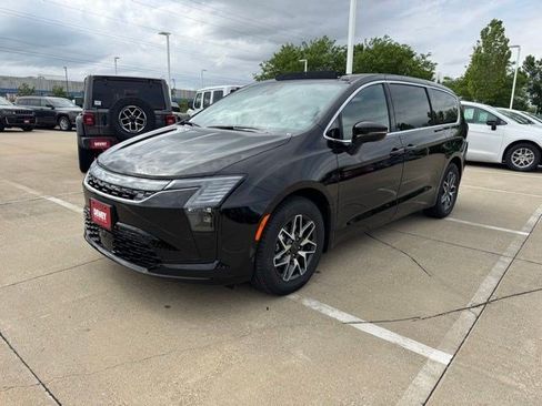 New 2027 Chrysler Pacifica Limited FWD image 3
