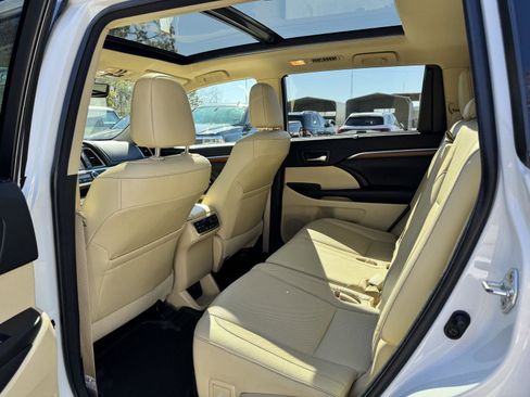 Used 2018 Toyota Highlander Limited Platinum image 18