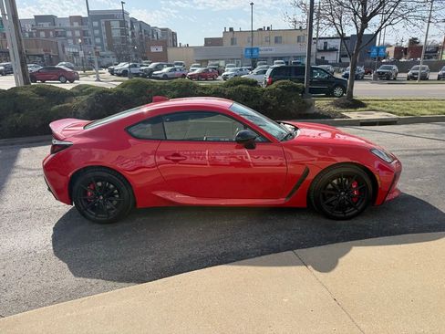 Used 2025 Toyota GR86 Premium w/ Performance Package image 4