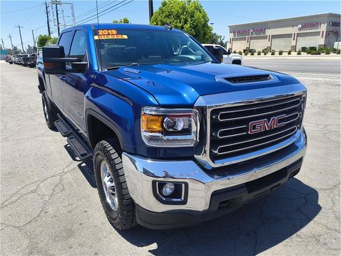 Used 2019 GMC Sierra 2500 SLE w/ SLE Preferred Package AWD/4WD image 3