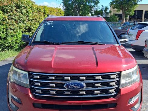 Used 2017 Ford Explorer XLT w/ Equipment Group 201A FWD image 3