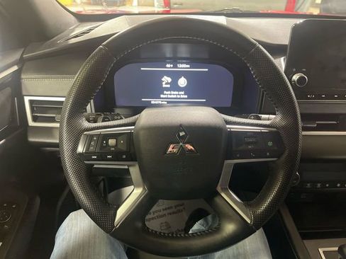 Used 2023 Mitsubishi Outlander SE Black Edition image 14