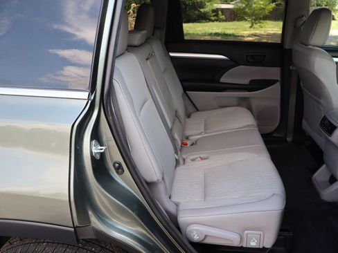 Used 2017 Toyota Highlander Plus w/ Carpet Mat Package AWD/4WD image 23