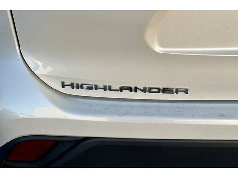 Used 2020 Toyota Highlander LE image 6