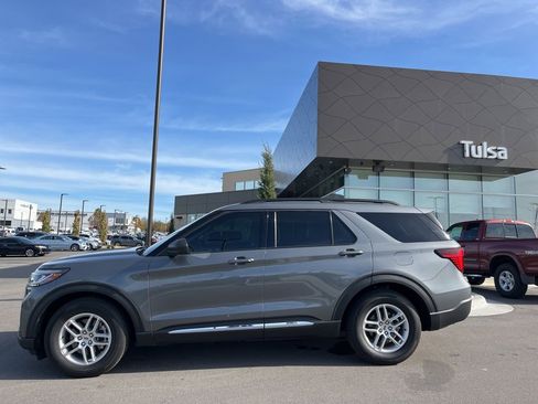 Used 2025 Ford Explorer Active image 8