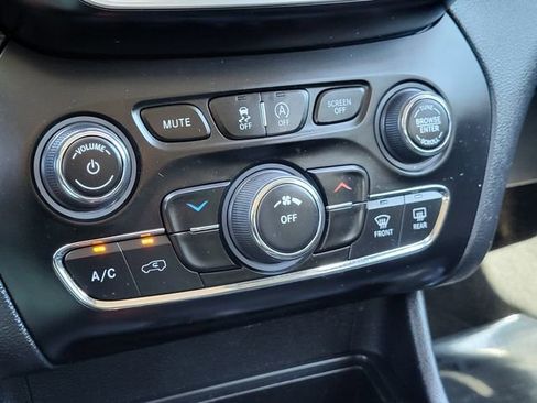 Used 2020 Jeep Cherokee Latitude Plus w/ Cold Weather Group AWD/4WD image 14