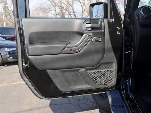 Used 2018 Jeep Wrangler Unlimited Sahara AWD/4WD image 33
