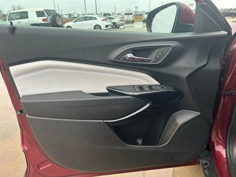 Used 2025 Chevrolet Trax LT w/ LT Convenience Package image 12