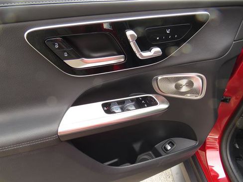 Used 2025 Mercedes-Benz GLC 300 4MATIC image 9