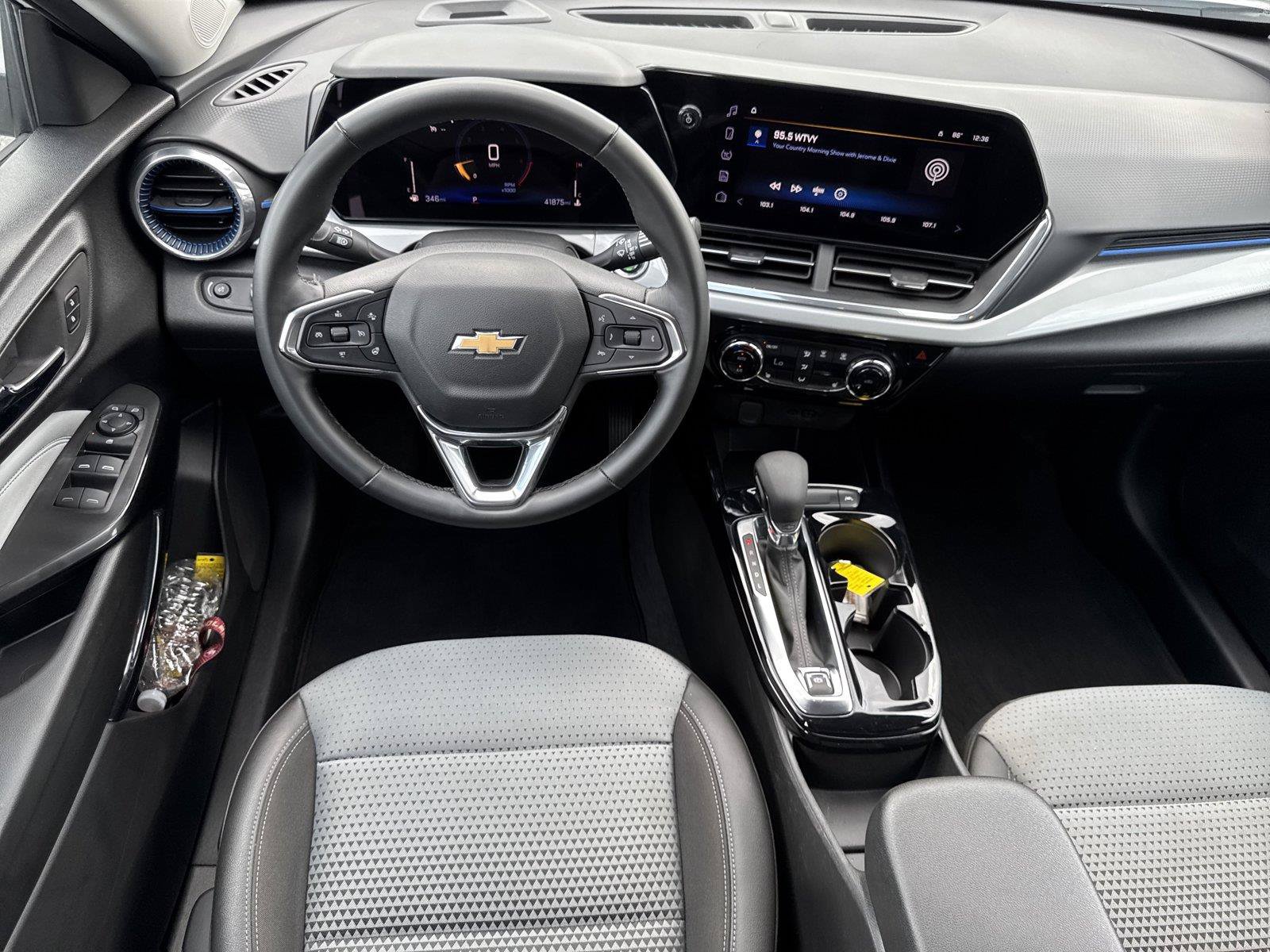 Used 2025 Chevrolet Trax LT w/ LT Convenience Package FWD image 14