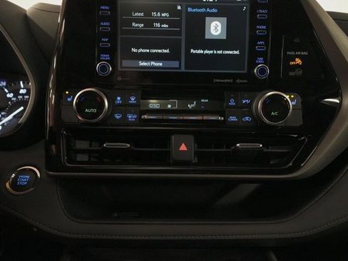 Certified 2022 Toyota Highlander XLE image 25