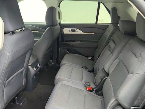 Used 2025 Ford Explorer Active AWD/4WD image 22