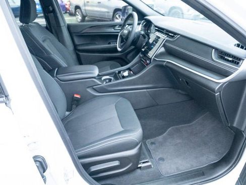 Certified 2025 Jeep Grand Cherokee Laredo X image 39