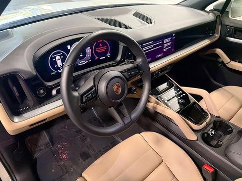 Certified 2025 Porsche Cayenne image 4