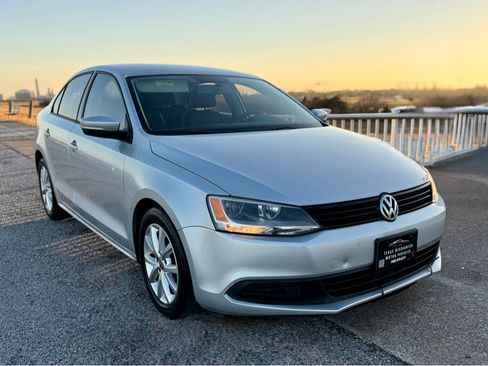 Used 2011 Volkswagen Jetta SE image 3
