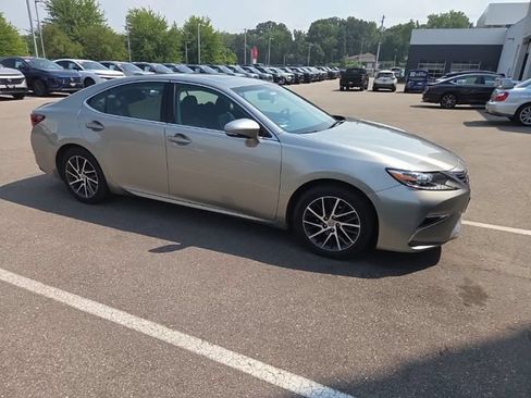 Used 2016 Lexus ES 350 w/ Luxury Package w/Wood Trim FWD image 21