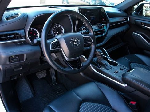 Used 2023 Toyota Highlander XSE image 9