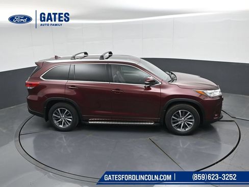 Used 2017 Toyota Highlander XLE AWD/4WD image 52