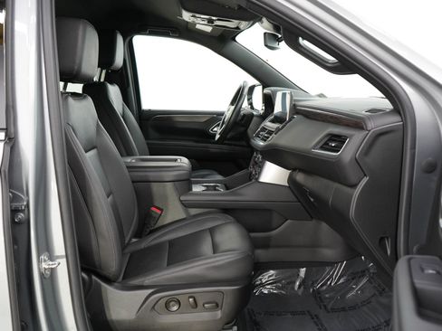 Used 2023 Chevrolet Suburban LT w/ Luxury Package AWD/4WD image 11