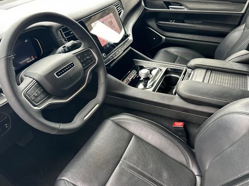 Used 2024 Jeep Wagoneer Series II w/ Flexible Seating Group RWD image 9