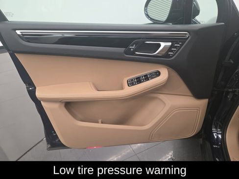 Used 2023 Porsche Macan image 11