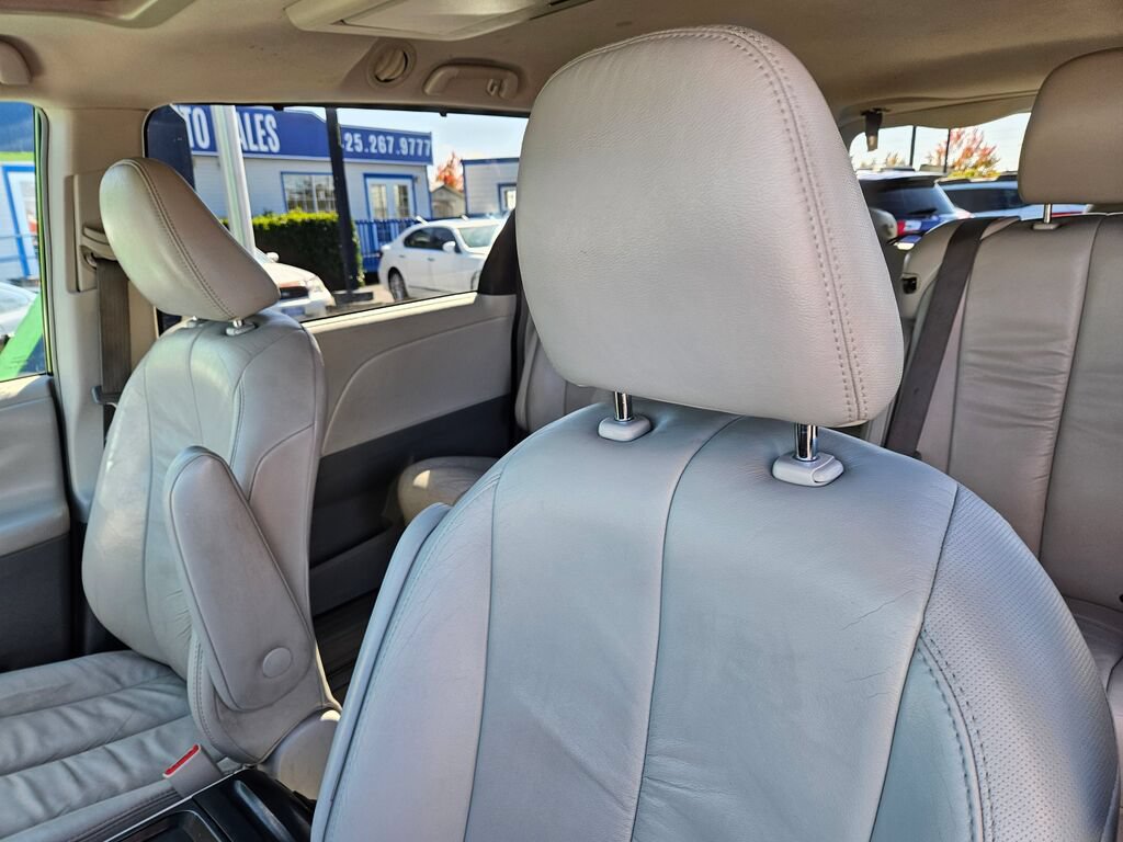 Used 2011 Toyota Sienna XLE w/ Premium Pkg FWD image 17