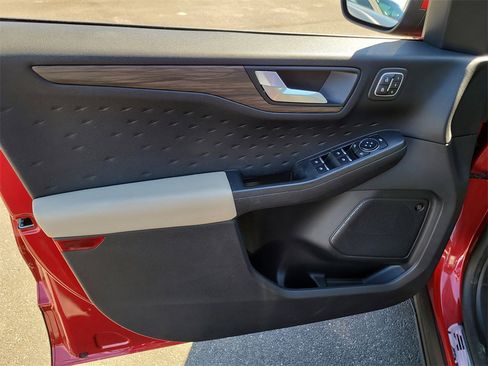 Used 2020 Ford Escape Titanium image 15