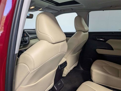 Used 2023 Toyota Highlander XLE FWD image 22