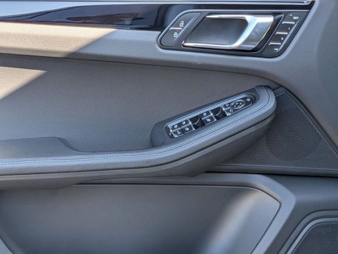 Certified 2025 Porsche Macan AWD/4WD image 13