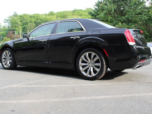 Used 2018 Chrysler 300 Limited RWD image 5
