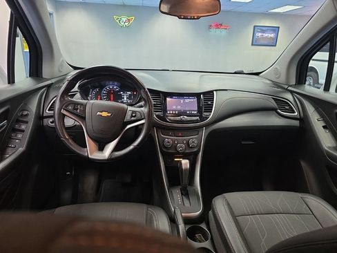 Certified 2022 Chevrolet Trax LT w/ Driver Confidence Package FWD image 18