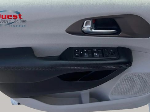 Used 2022 Chrysler Voyager LX FWD image 27