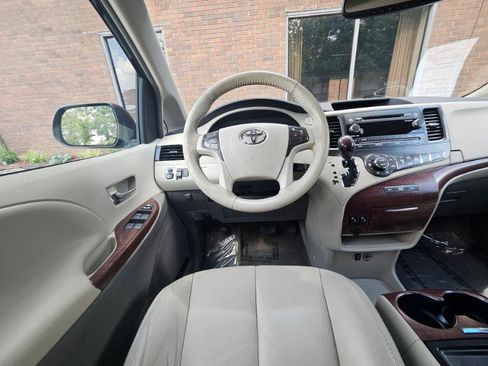 Used 2014 Toyota Sienna XLE FWD image 3