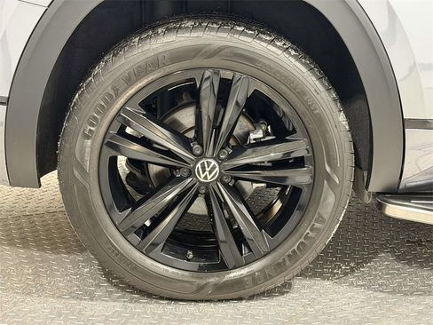 Used 2023 Volkswagen Atlas SEL R-Line image 8